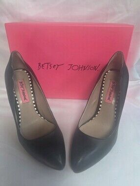 Betsey Johnson Raciee1 Black Leather Scalloped Pumps Heels 6.5 w/ Box